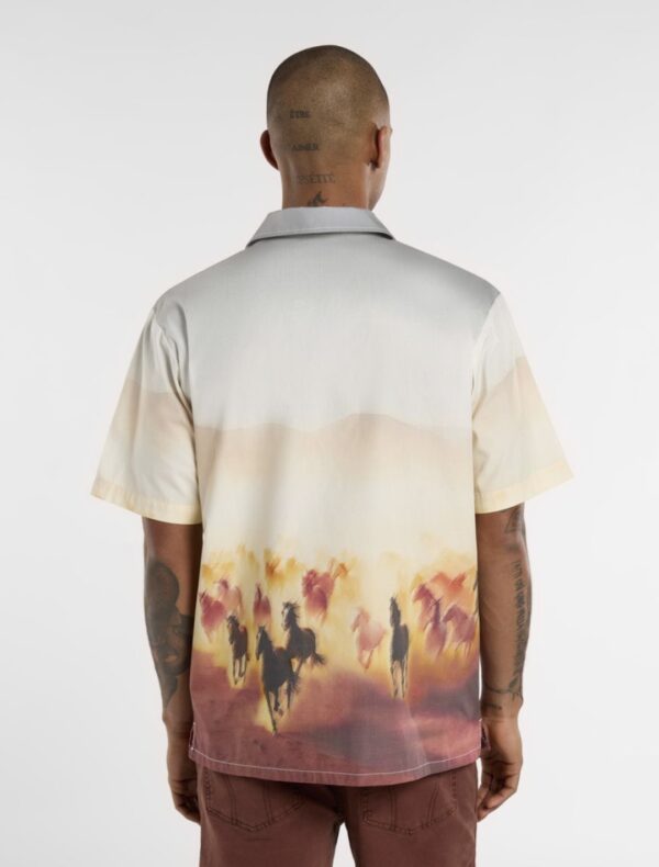 DIKIES Camisa " RUNNING WILD SHIRT SS OAK BUFF " estampada