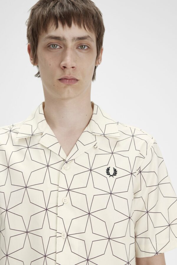 FRED PERRY Camisa " GEOMETRIC PRINT REVERE COLLAR " color crudo
