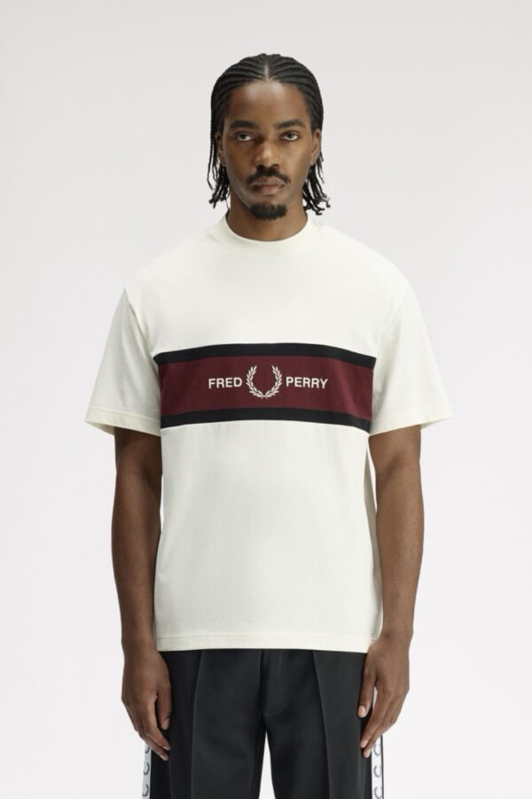FRED PERRYCamiseta"Con panel bordado"color crudo
