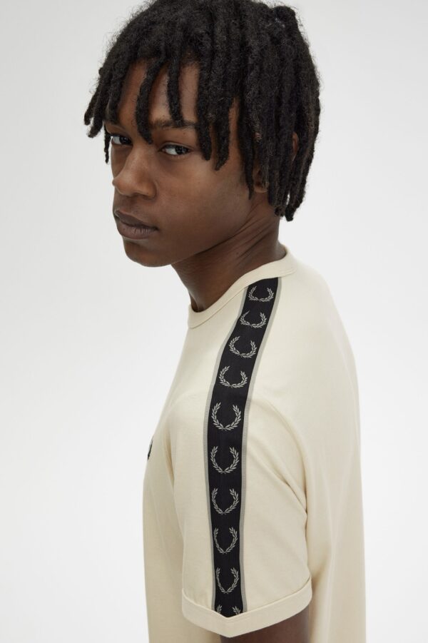 FRED PERRY Camiseta " CONTRAST TAPE RINGER T-SHIRT " color blanco roto
