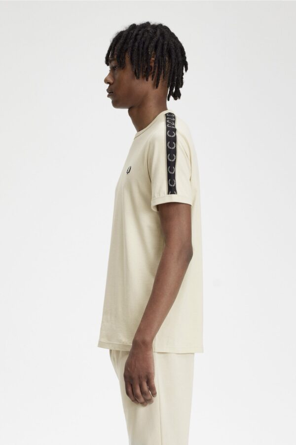 FRED PERRY Camiseta " CONTRAST TAPE RINGER T-SHIRT " color blanco roto