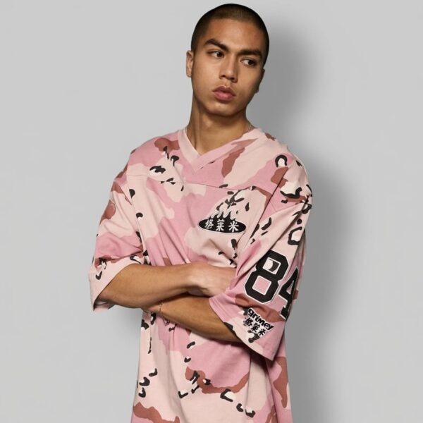 GRIMEYCamiseta"CONCREAT JUNGLE ALL OVER PRINT V NECK OVERSIZED TEE"color rosa