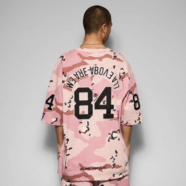 GRIMEYCamiseta"CONCREAT JUNGLE ALL OVER PRINT V NECK OVERSIZED TEE"color rosa