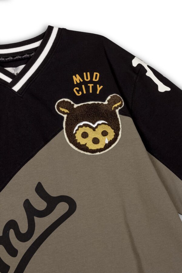 GRIMEYCamiseta"MUD'S THE RESIDENCE V NECK OVERSIZED TEE"color negro