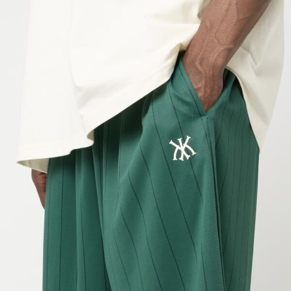 KARL KANIBermudas"KK Insignia Shadow Pinstripe Soccer Shorts"color verde