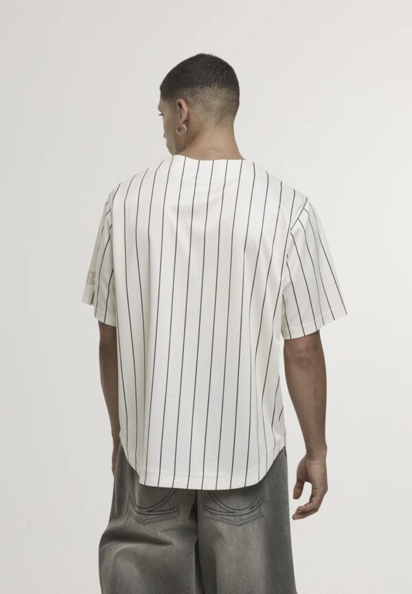 KARL KANICamiseta"Cursive Varsity Pinstripe Cropped Baseball Jersey"color blanco