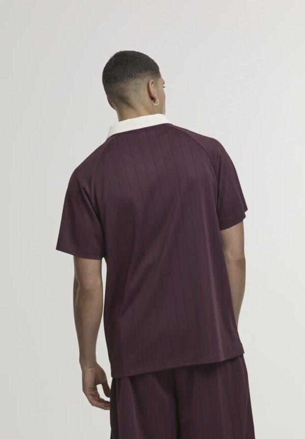 KARL KANICamiseta"Heritage Emblem Shadow Pinstripe Soccer Jersey"color rojo