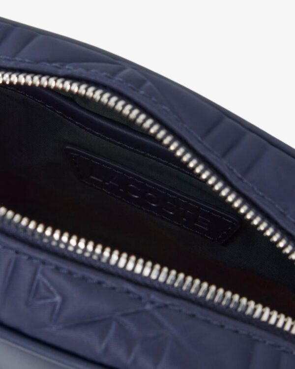 LACOSTEBolso"The Blend small reporter bag in embossed"color marino