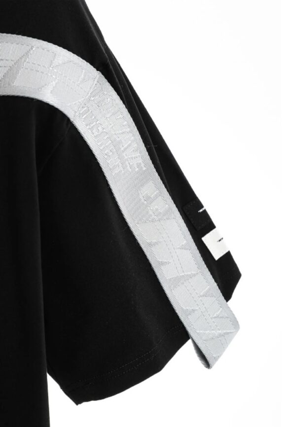 MOD WAVE MOVEMENTCamiseta"Black Metal Tape Detail Regular Fit Tee"color negro