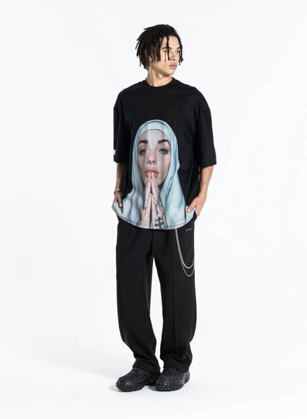 MOD WAVE MOVEMENTCamiseta"Faces Print Ultra-Oversized Tee"color negro