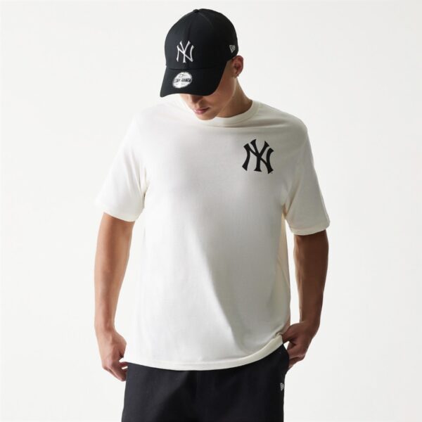 NEW ERACamiseta"MLB FOOD GRPHC REG TEE NEYMET OWHITE"color blanco