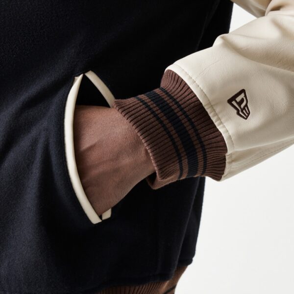 NEW ERAChaqueta"NE VARSITY JCKT NEWERA BLK"color negro