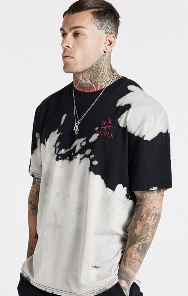 SIKSILK Camiseta " x Steve Aoki Bleach Wash Oversized " color negro-blanco