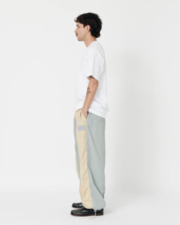 WE ARE NOT FRIENDSCamiseta"Bold Love T-Shirt"color blanco