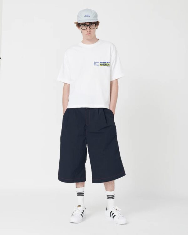 WE ARE NOT FRIENDSCamiseta"Embrace Friends Boxy T-Shirt"color blanco