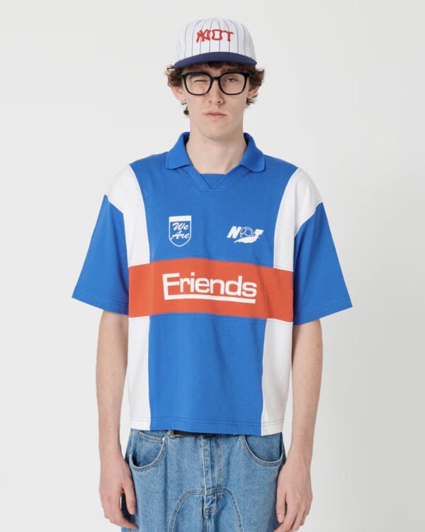 WE ARE NOT FRIENDSCamiseta"Fair Play Boxy T-Shirt"color azul