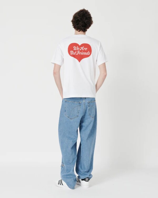 WE ARE NOT FRIENDSCamiseta"Heart House T-Shirt"color blanco