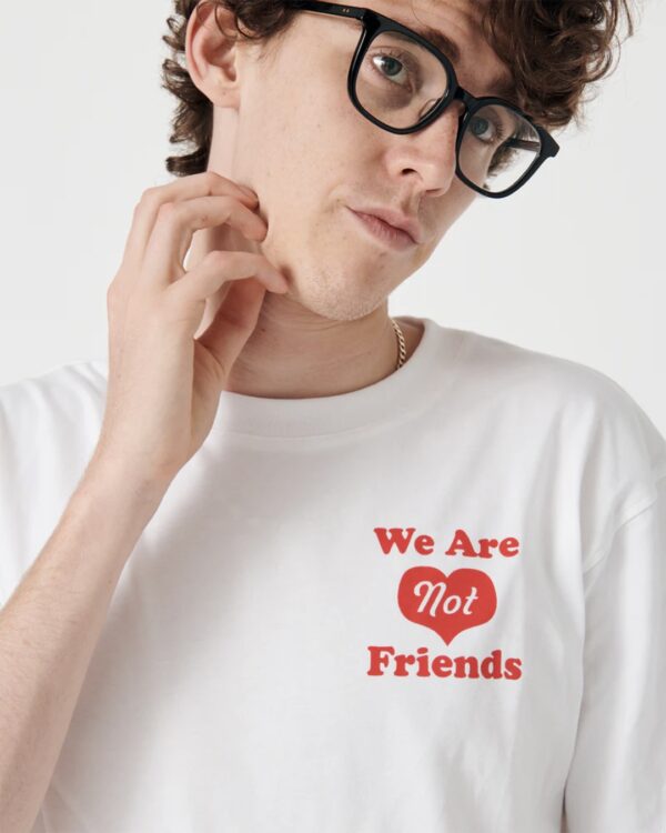WE ARE NOT FRIENDSCamiseta"Heart House T-Shirt"color blanco