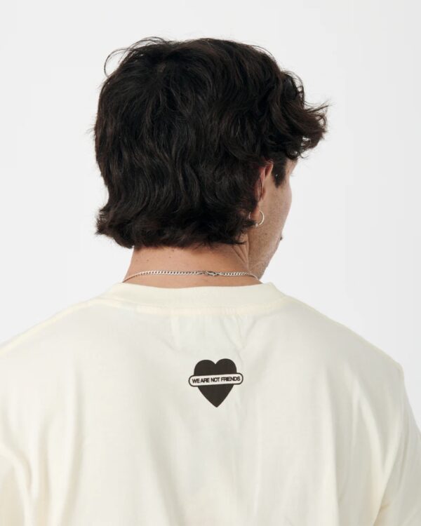 WE ARE NOT FRIENDSCamiseta"WANF Studio T-Shirt"color crudo