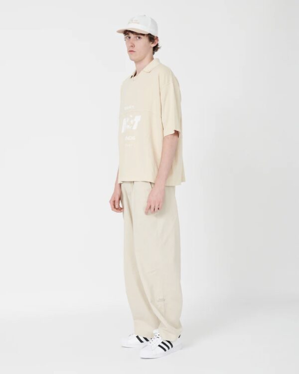 WE ARE NOT FRIENDSCamiseta"World Play Boxy T-Shirt"color beige