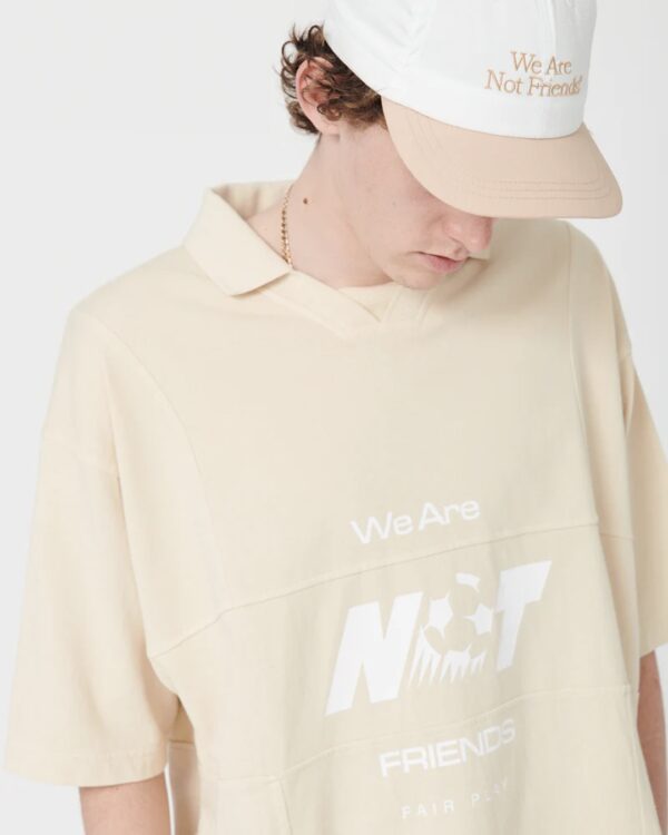 WE ARE NOT FRIENDSCamiseta"World Play Boxy T-Shirt"color beige