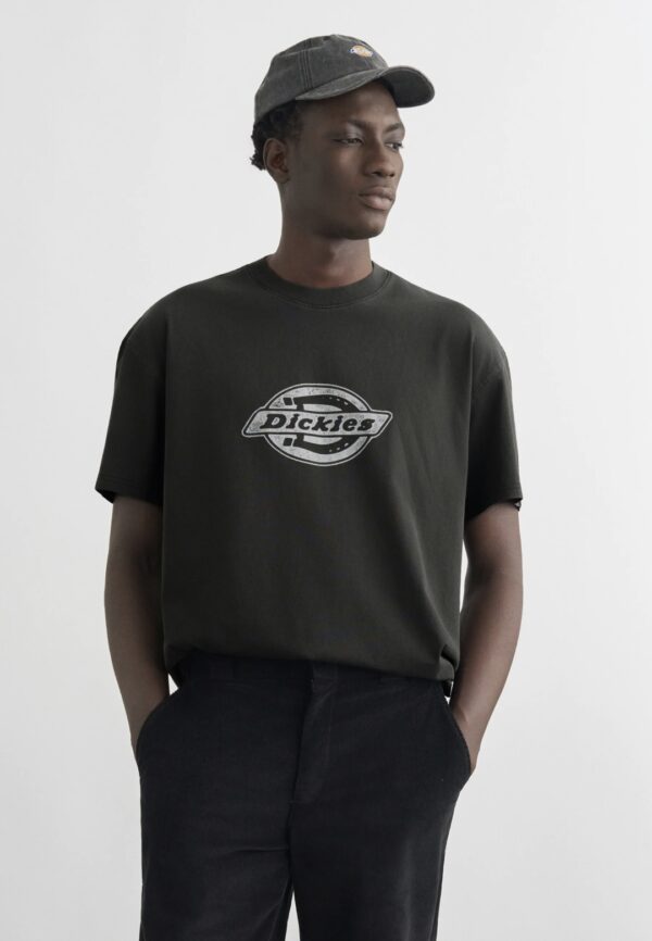 DIKIESCamiseta"PLAINVILLE SS TEE BLACK"color negro