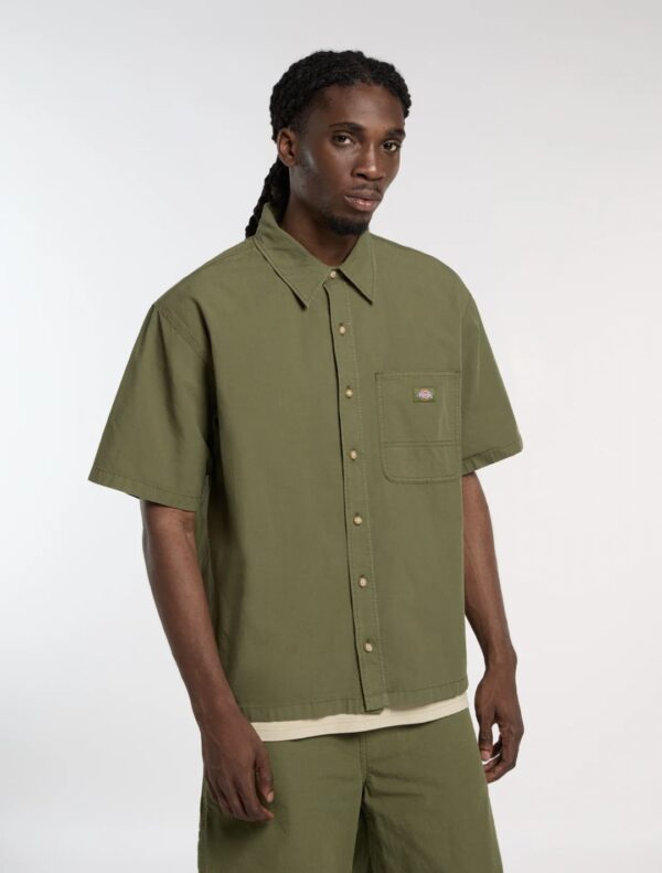 DIKIESCamisa"VERNAL SHIRT SS CYPRESS"color verde