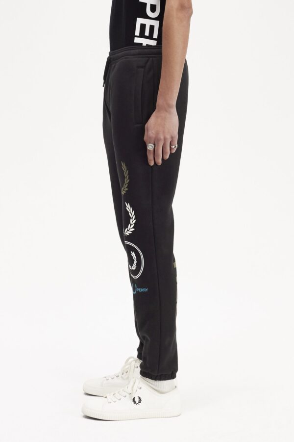 FRED PERRY Pantalon " Graphic Branding Sweatpant " color negro