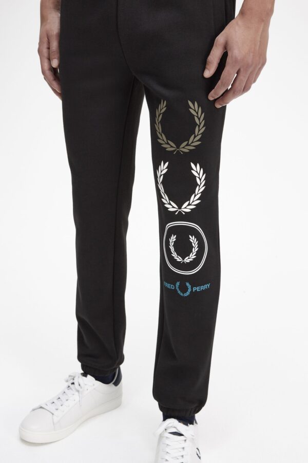 FRED PERRY Pantalon " Graphic Branding Sweatpant " color negro