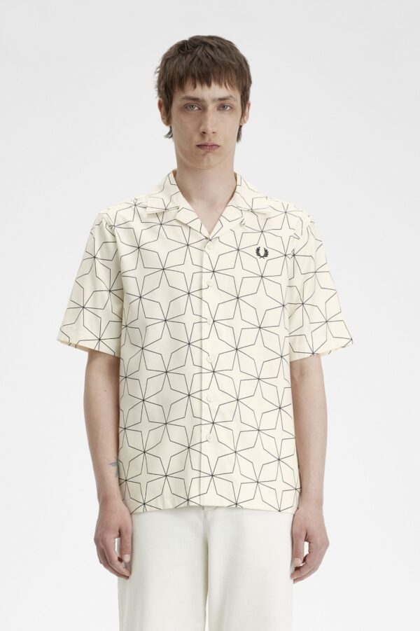 FRED PERRY Camisa " GEOMETRIC PRINT REVERE COLLAR  " color crudo