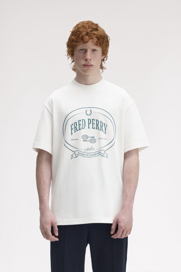 FRED PERRYCamiseta"CHOSEN BY CHAMPIONS T-SHIRT"color crudo