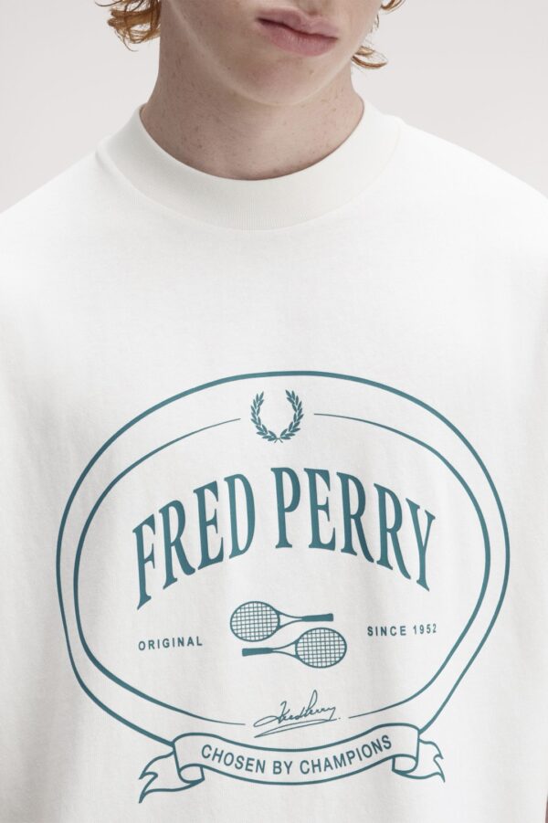 FRED PERRYCamiseta"CHOSEN BY CHAMPIONS T-SHIRT"color crudo