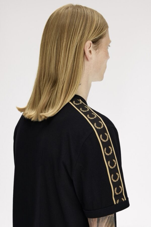FRED PERRYCamiseta"CONTRAST TAPE RINGER T-SHIRT"color negro