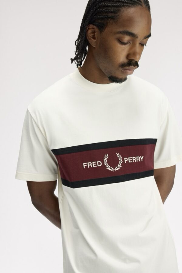 FRED PERRYCamiseta"Con panel bordado"color crudo