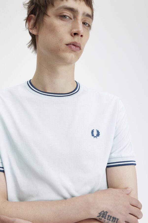 FRED PERRY Camiseta " TWIN TIPPED T-SHIRT " color celeste