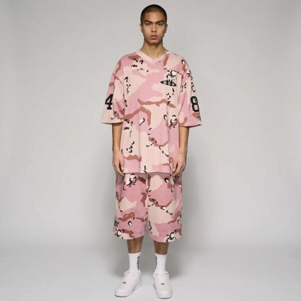 GRIMEYCamiseta"CONCREAT JUNGLE ALL OVER PRINT V NECK OVERSIZED TEE"color rosa