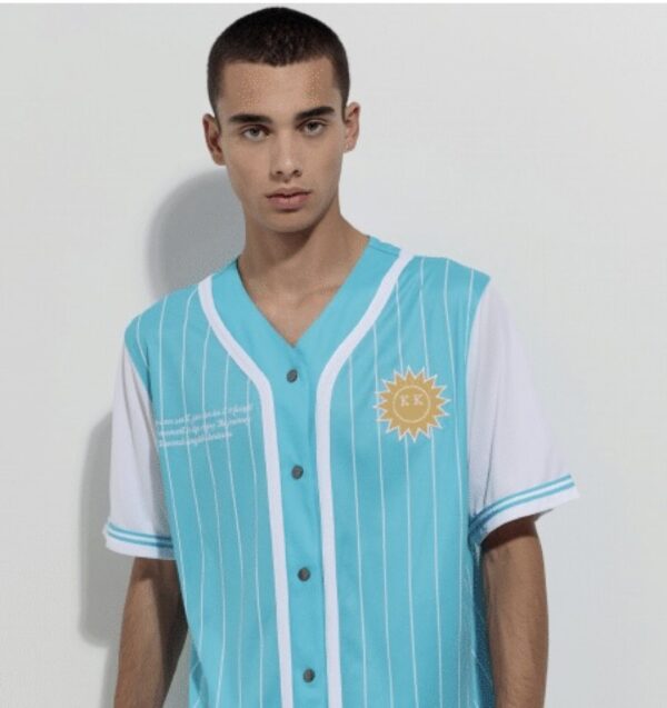 KARL KANI Camisa " Varsity Block Pinstripe " color azul