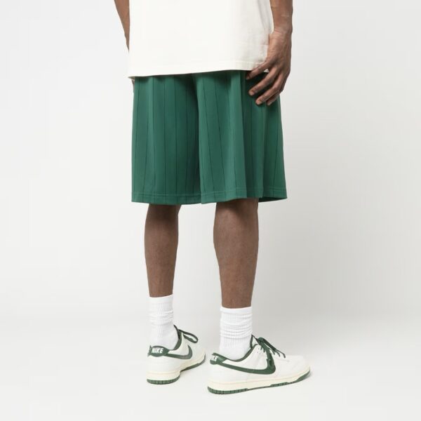 KARL KANIBermudas"KK Insignia Shadow Pinstripe Soccer Shorts"color verde