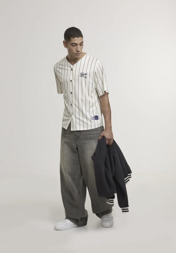 KARL KANICamiseta"Cursive Varsity Pinstripe Cropped Baseball Jersey"color blanco