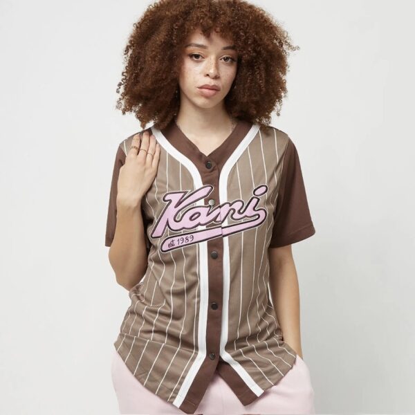 KARL KANI Camiseta " KK Varsity Block Pinstripe Baseball Shirt taupe/brown/white "