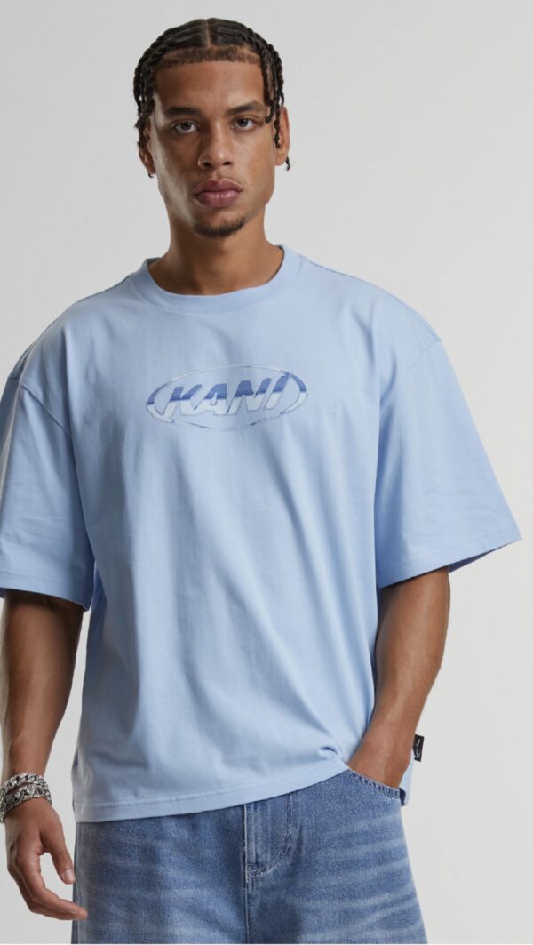 KARL KANI Camiseta "Woven SignaTurkeye Chrome Logo Crop Tee light blue"color azul