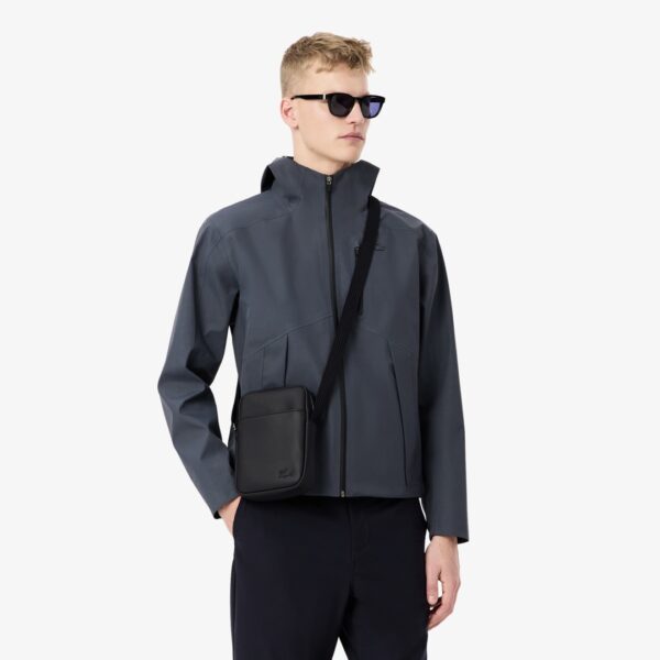 LACOSTEBolso"Classic vertical camera bag"color negro