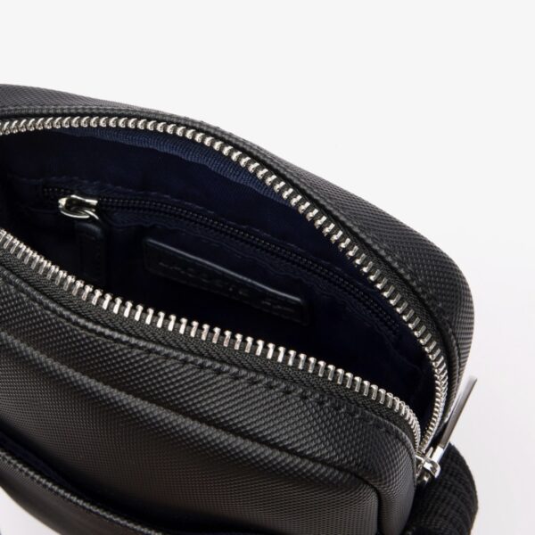 LACOSTEBolso"Classic vertical camera bag"color negro