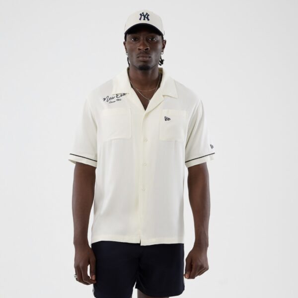 NEW ERACamisa"NE GRPHC REVERE SHIRT NEWERA OFW"color blanco roto