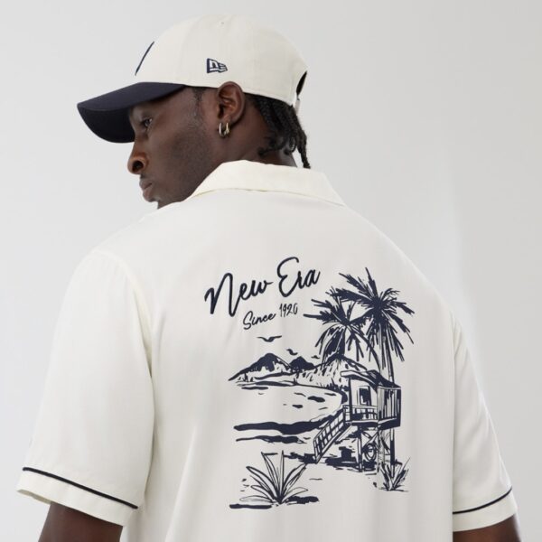 NEW ERACamisa"NE GRPHC REVERE SHIRT NEWERA OFW"color blanco roto