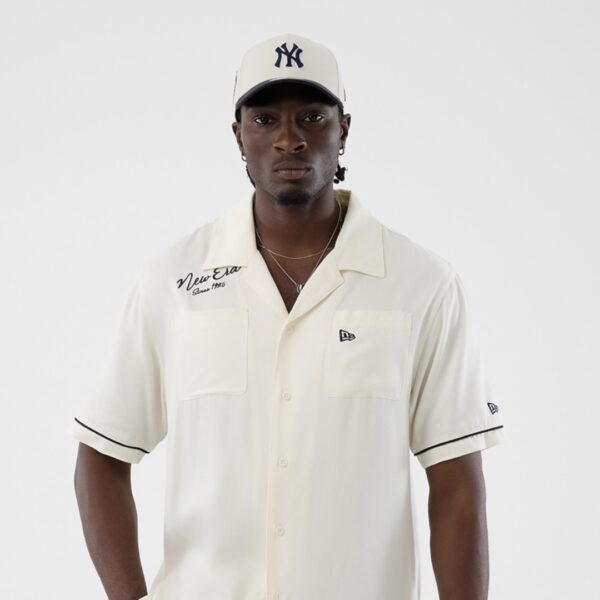 NEW ERACamisa"NE GRPHC REVERE SHIRT NEWERA OFW"color blanco roto