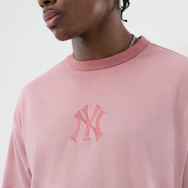 NEW ERACamiseta"MLB WASHED LOGO TEE NEYYAN PKR"color rosa