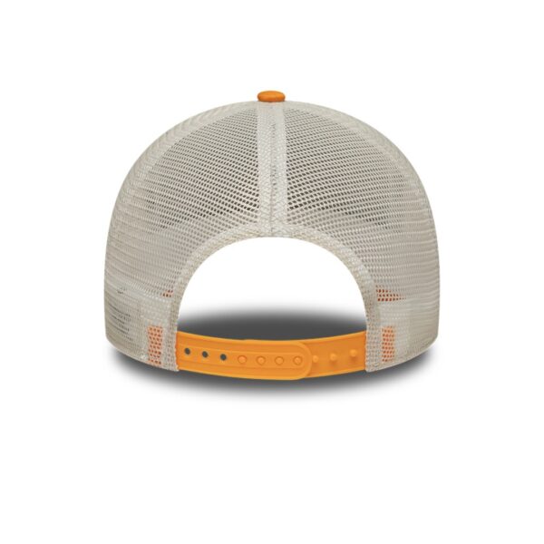 NEW ERAGorra"NE LOCATION PATCH TRUCKER NEWERA TNO"color naranja