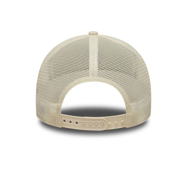 NEW ERAGorra"OUTLINE EF TRUCKER NEYYAN LTCTNO"color crudo