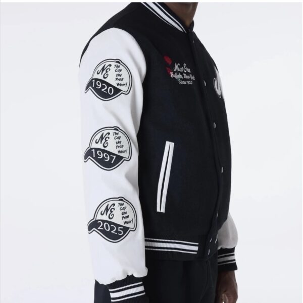 NEW ERAChaqueta"NE PATCH VARISTY NEWERA BLK"color negro